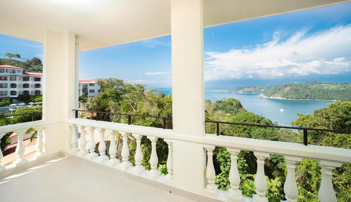 Parador Nature Resort And Spa Мануэль-Антонио Экстерьер фото A view from the balcony of a house in the Bay of Islands, New Zealand